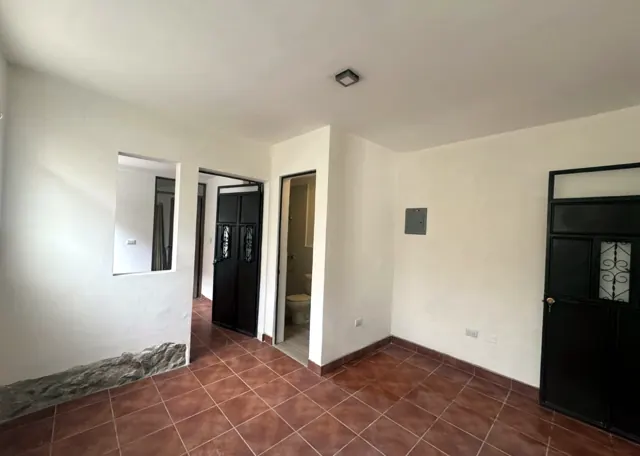 Entrée avec portes en fer forgé