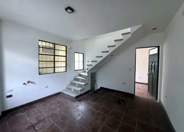 Salon du rez-de-chaussée avec un escalier décoré