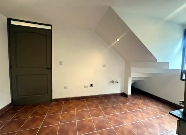Coin cuisinette avec raccords sous l’escalier