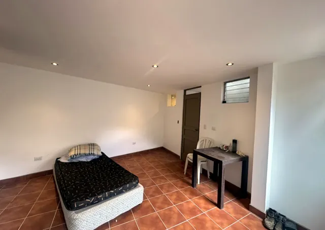 Chambre avec lit, table et éclairage encastré