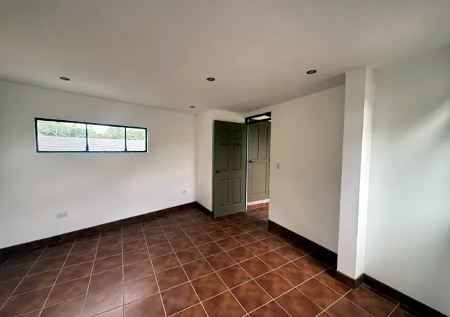 Chambre lumineuse avec une fenêtre sur les arbres