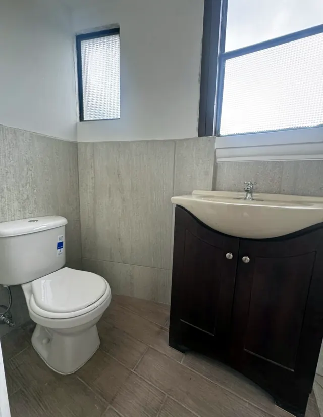 Salle de bain privée avec plancher imitation bois