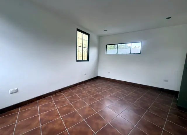 Chambre du deuxième étage avec deux fenêtres